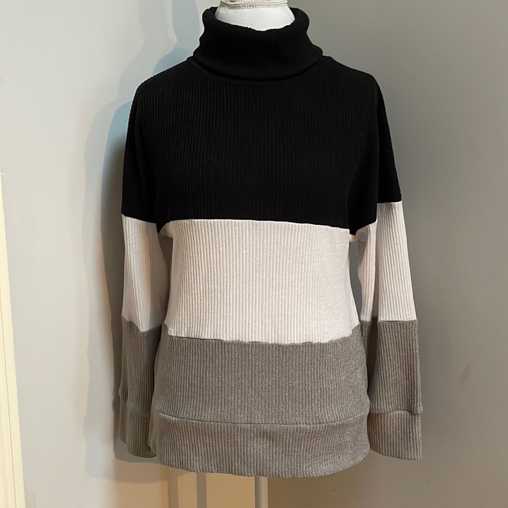 Unbranded Turtle Neck Sweater Large - long sleeve - Black, White & Brown